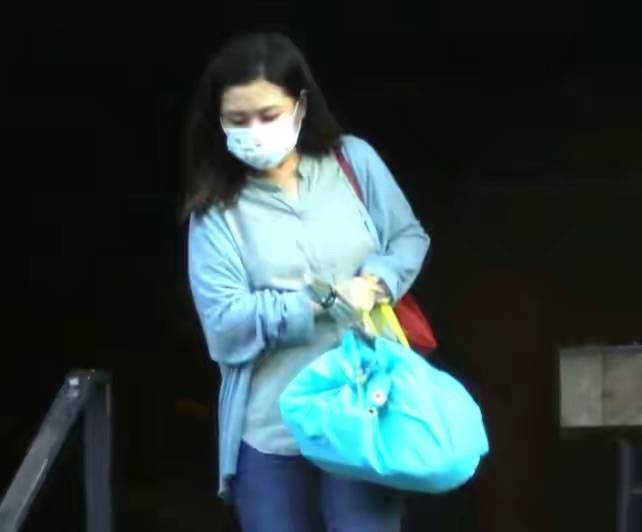 SelinaSelina在街头被拍到，素颜发黄身材走样，一身中年妇女的打扮！