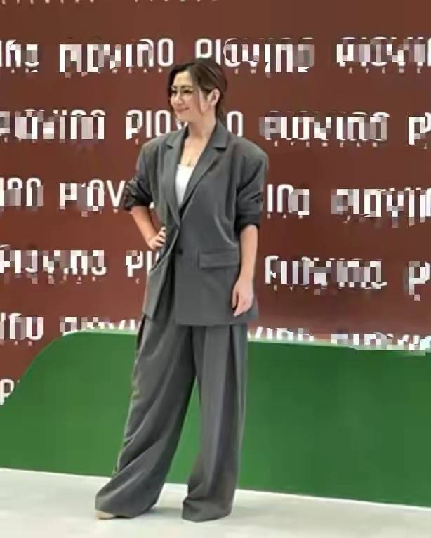 SelinaSelina在街头被拍到，素颜发黄身材走样，一身中年妇女的打扮！