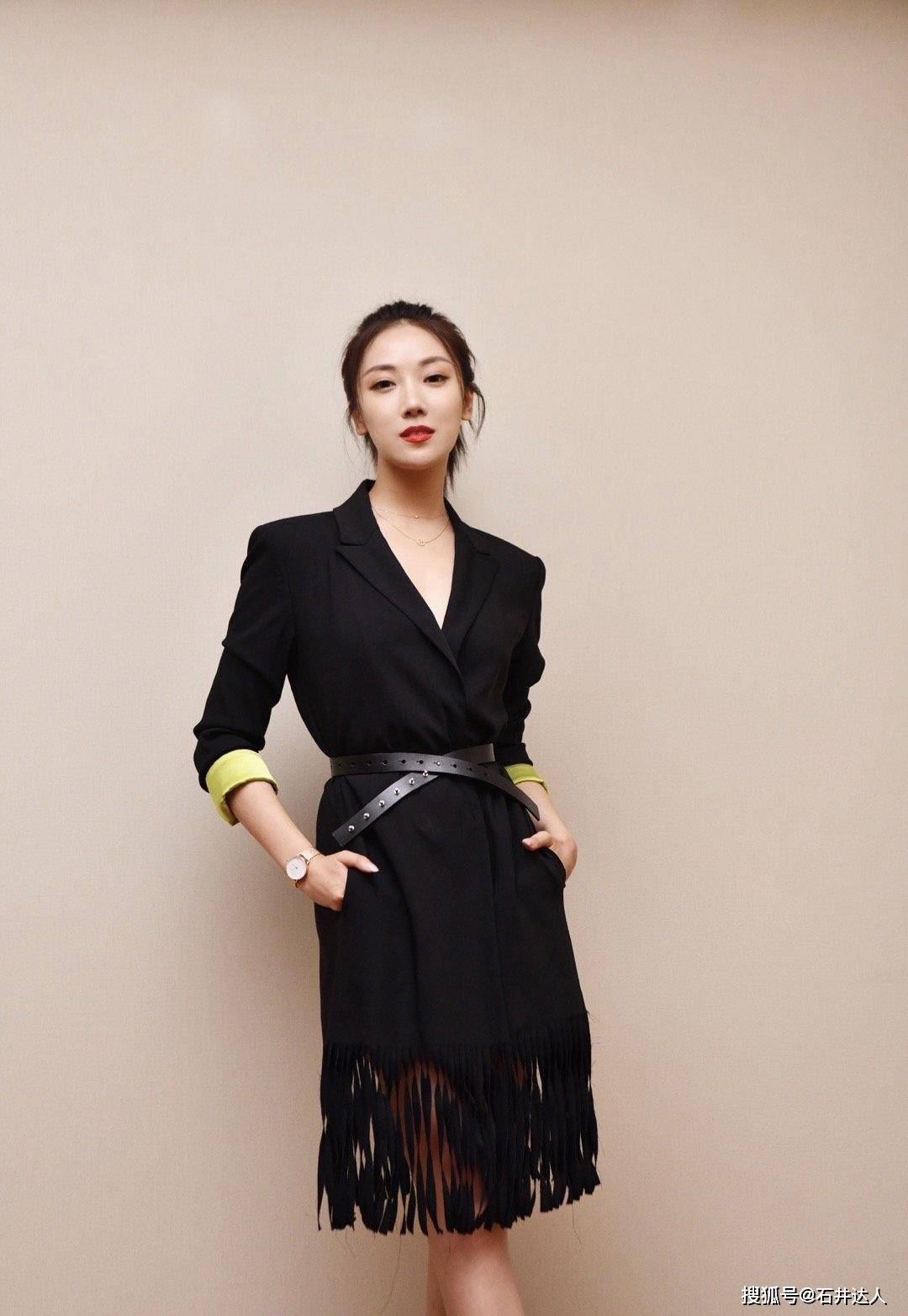 廓形 简约又很高级越是基础款的单品,对穿搭者的气质就会越挑剔