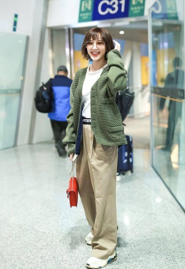 服装 唐艺昕咋还走起了“嘻哈风”？感觉挺时髦的，但帽子显得头有点大