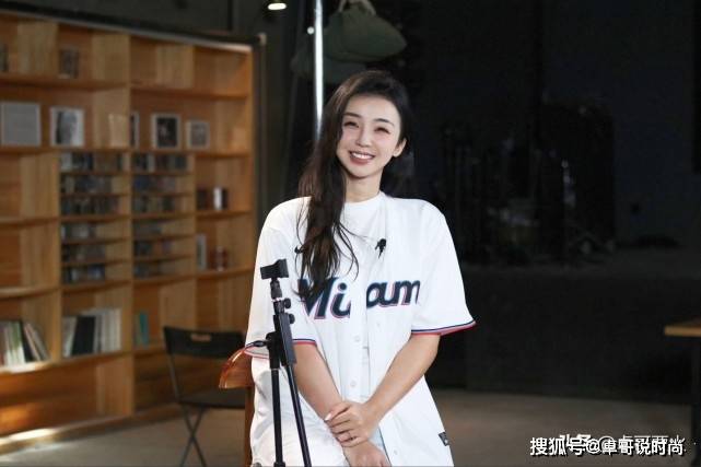 张曼源 亚洲最美篮球主播张曼源以“身”作则，将普通t恤穿出了个性