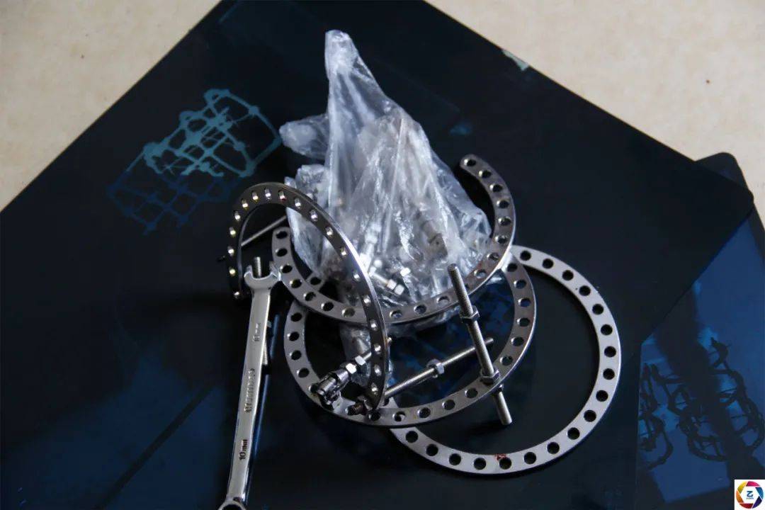 病痛|少年被病痛折磨17年，残疾妈妈将他背出大山，想让他做个普通人