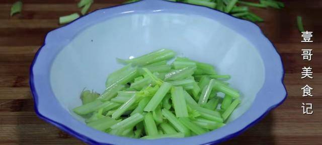 芹菜小米辣的做法 a6096ea53c204641aabe58a74c5866c7.jpeg