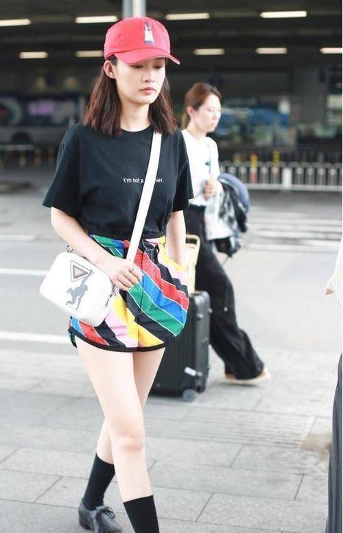 短裙 李沁长相不差身材也好,穿“二分裤”秀比例,配双长袜也不显腿短