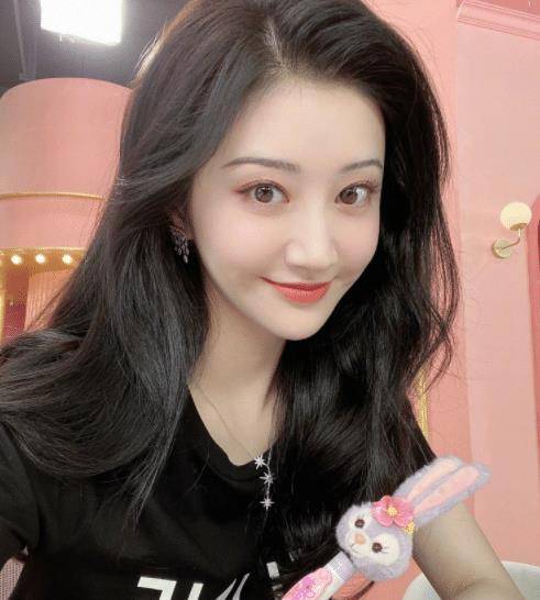 下巴|景甜录节目怼脸镜头曝光，生图脸型胖乎乎没下巴，差距有点大