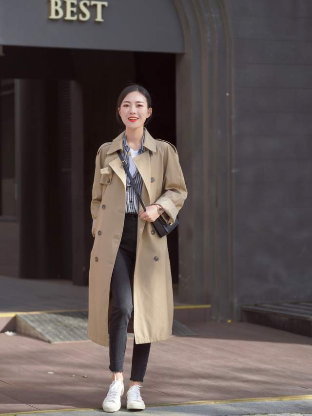 显得 秋季,奔四奔四的女人怎么穿风衣?搭配衬衫和牛仔裤,减龄又洋气