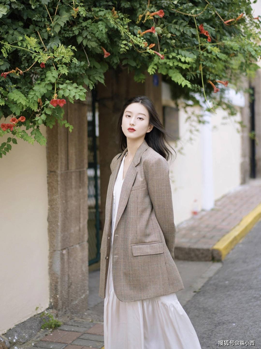 职场 奔三奔四的女人，秋天多穿西装外套，搭配连衣裙、半身裙都很高级