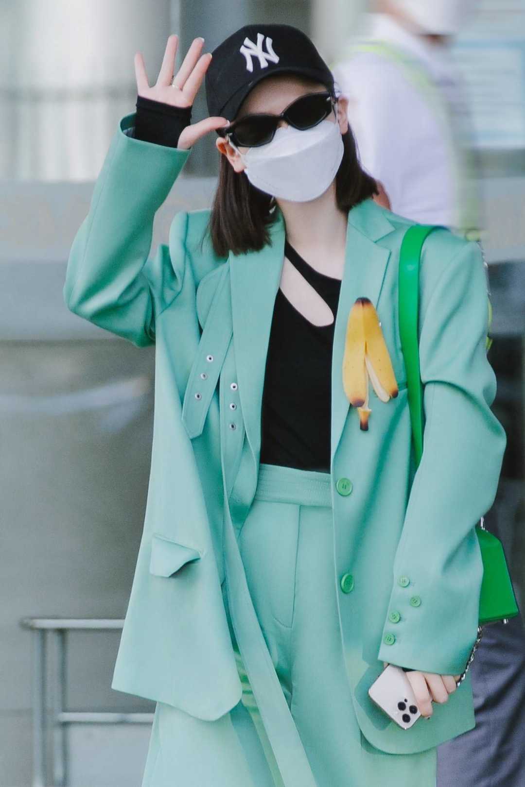 显得 戚薇和李承铉真的太配了吧！同穿羊羔毛外套走机场，cp感十足！