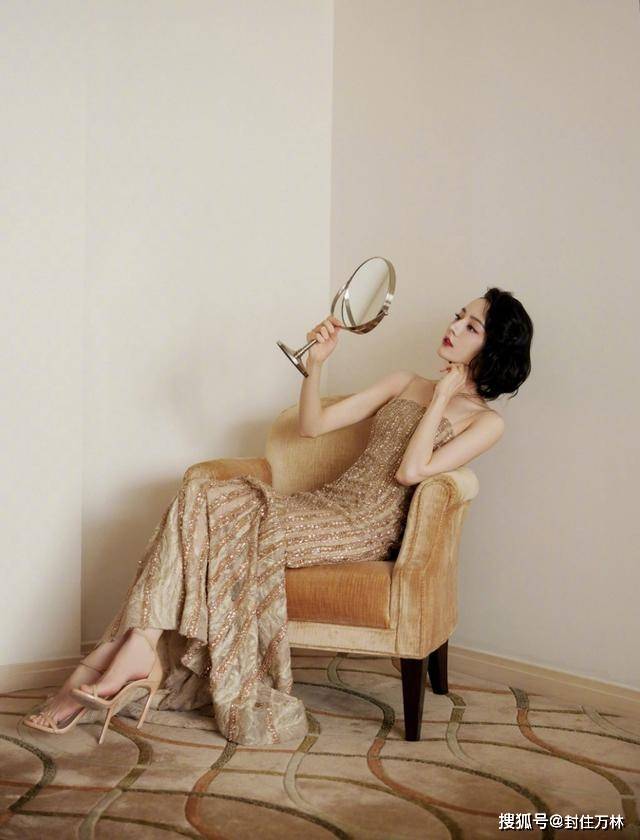 身材 热巴又惊艳了,穿裸色吊带裙出席活动,尤物身材成焦点