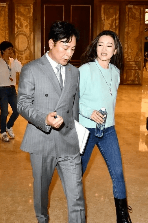 青春 巩俐回国后美炸了！穿毛衣配牛仔裤亮相，青春洋溢太少女！