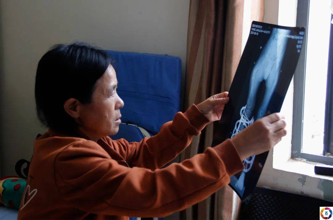 病痛|少年被病痛折磨17年，残疾妈妈将他背出大山，想让他做个普通人