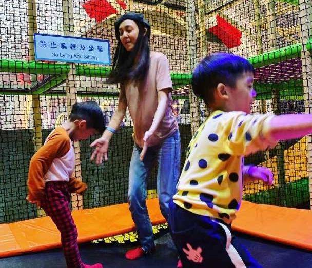 身材拍到范玮琪在酒吧演唱，都不红了也不掉价，45岁素颜紧致不显老！