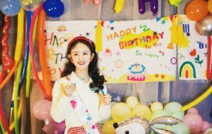 金色 真不敢相信赵丽颖34岁了，复古装配上“少女颜”，明明还是小姑娘