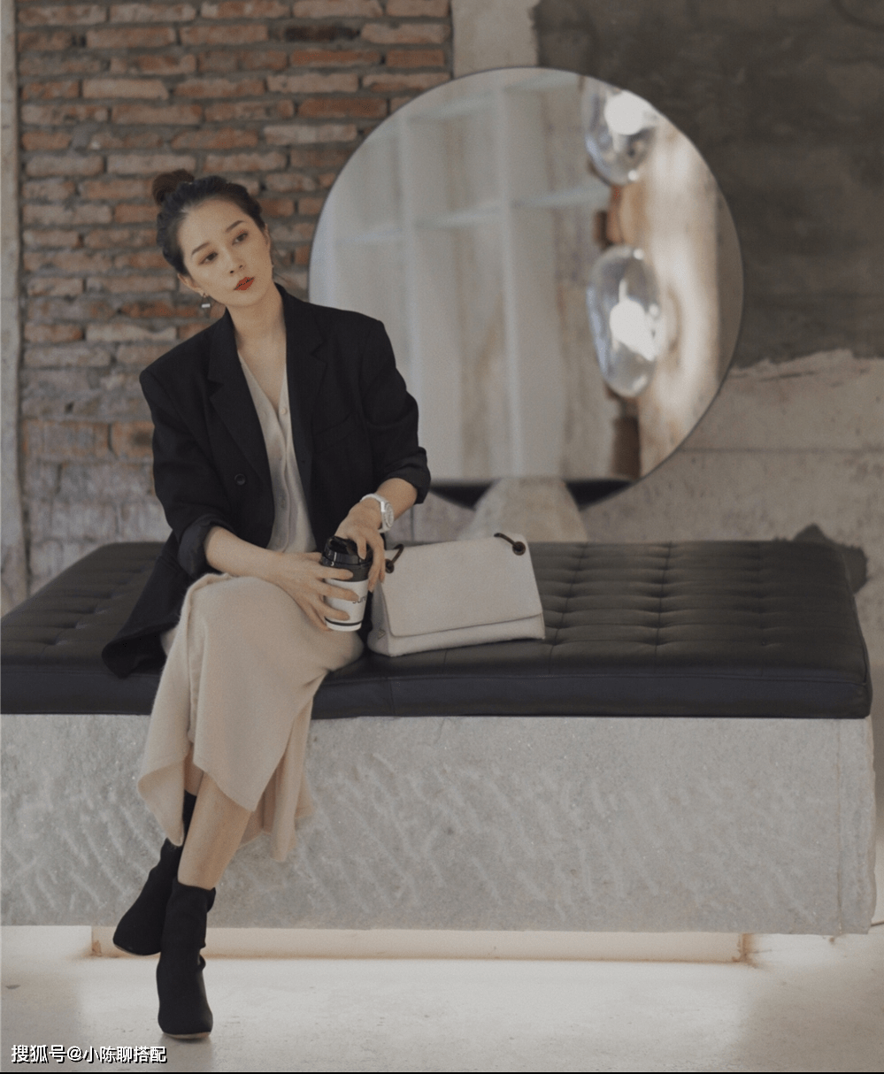 显得 今年秋天穿裙子流行这么搭，穿出女人味、舒适感，小个子还显高