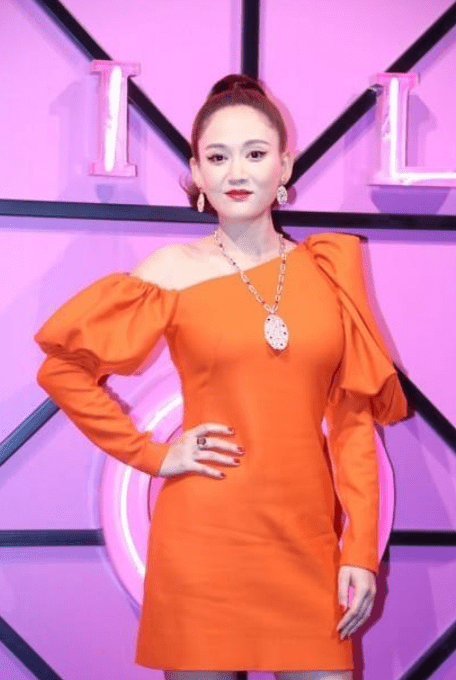 整体 陈乔恩怎么还不显老,穿泡泡袖优雅气质满满,真不像40+