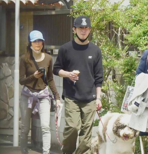 好身材 工藤静香修身T恤配紧身裤，年过五十依然纤瘦，难怪木村这么爱她