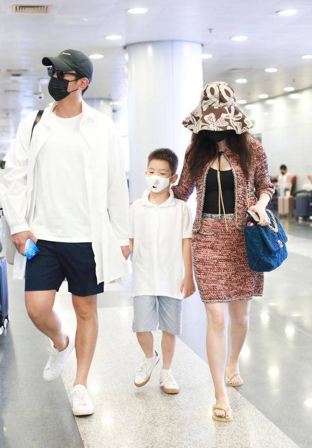 套装 霍思燕的时尚真难懂,小香风套装贵妇范十足,脚踩人字拖真接地气