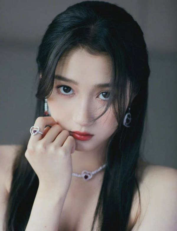 电影|华晨宇包场关晓彤新电影，电影口碑持续下滑，但她的人缘真的好