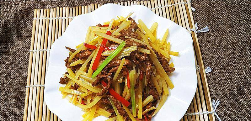 大厨教你土豆条炒芹菜香脆的口感简单又好吃的特色家常菜