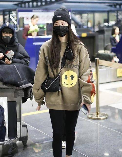 娜比 为了美拼了!欧阳娜娜冬天穿九分裤露脚踝,167身高还嫌腿不够长