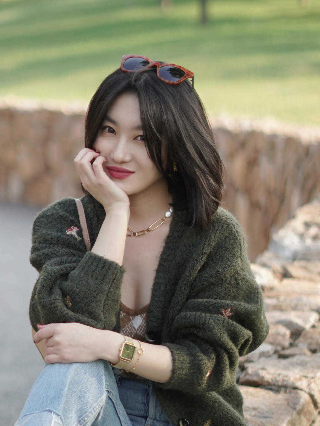 是属于 秋冬季节,针织衫还可以这样穿,保暖洋气又减龄,谁穿都好看