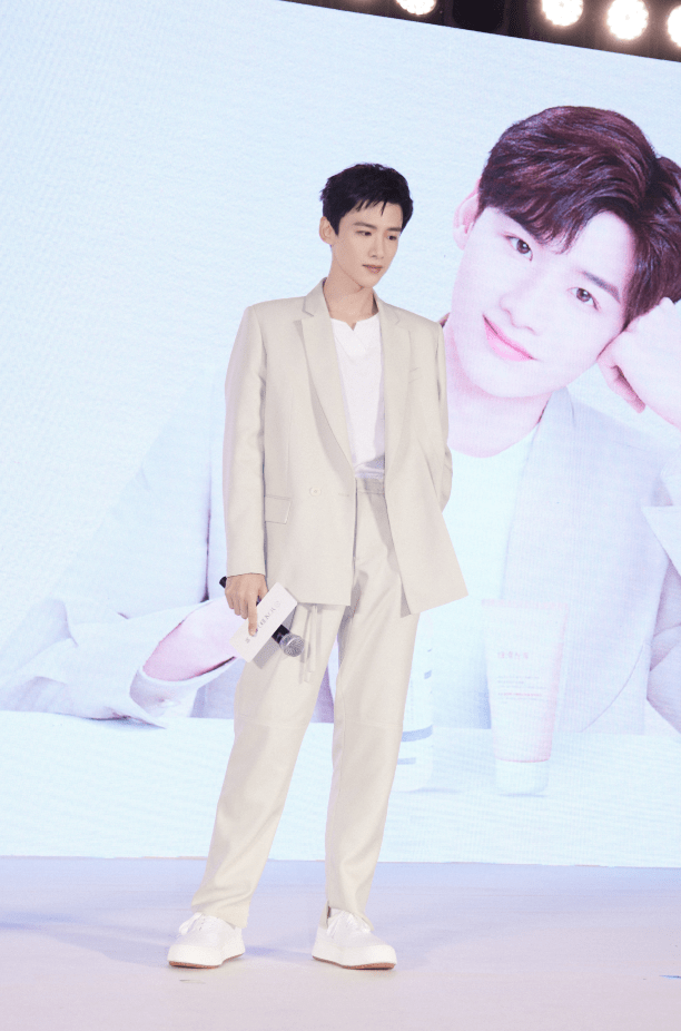 网友 白敬亭一身灰白西服出席活动,气质清秀白马王子无疑,可惜有点瘦