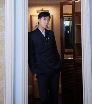 黑色 卢靖姗随韩庚参加活动，她身穿法式服装亮相，混血脸显得太高级了