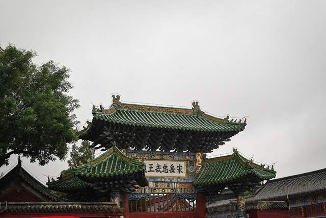 河南汤阴有座岳飞庙，占地六千三百平方米，被称为“精忠庙”