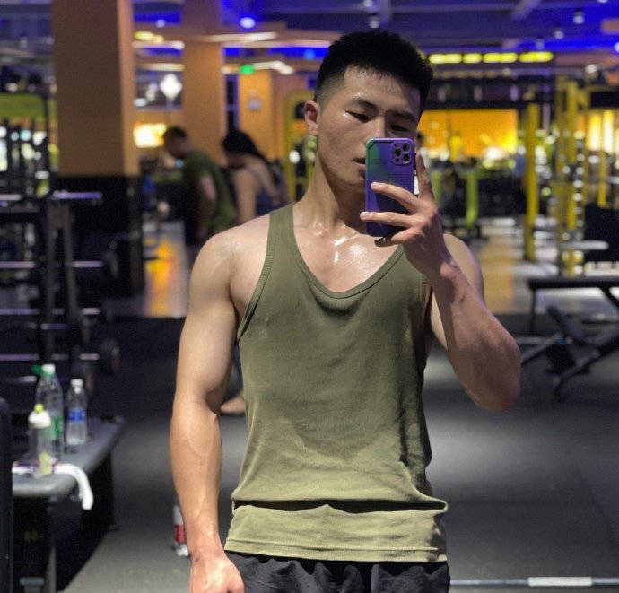 原创太会凹造型的肌肉小哥哥健身撸铁打造好身材麒麟臂公狗腰都好棒