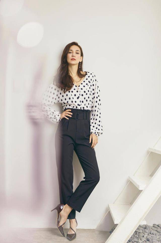 身材 卢靖姗长相精致，穿搭高调，一袭黑色连衣裙性感精致，高级感爆棚