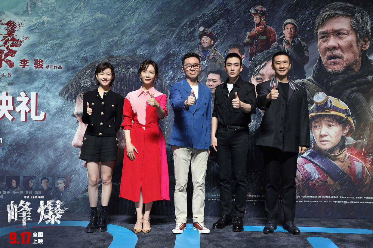 设计 陈数才是“阿姨圈顶流”，穿红粉拼接连衣裙令人大开眼界，超好看