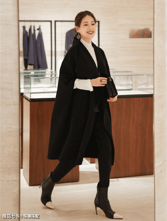 显得 今年秋天穿裙子流行这么搭，穿出女人味、舒适感，小个子还显高