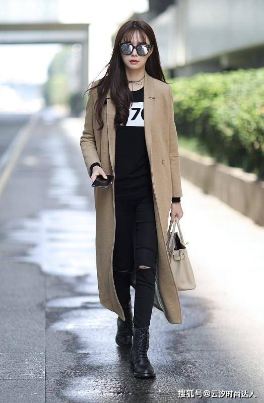 沈梦辰 沈梦辰“户外主持”穿着甜美，印花毛衣搭配贝雷帽，真不像30+