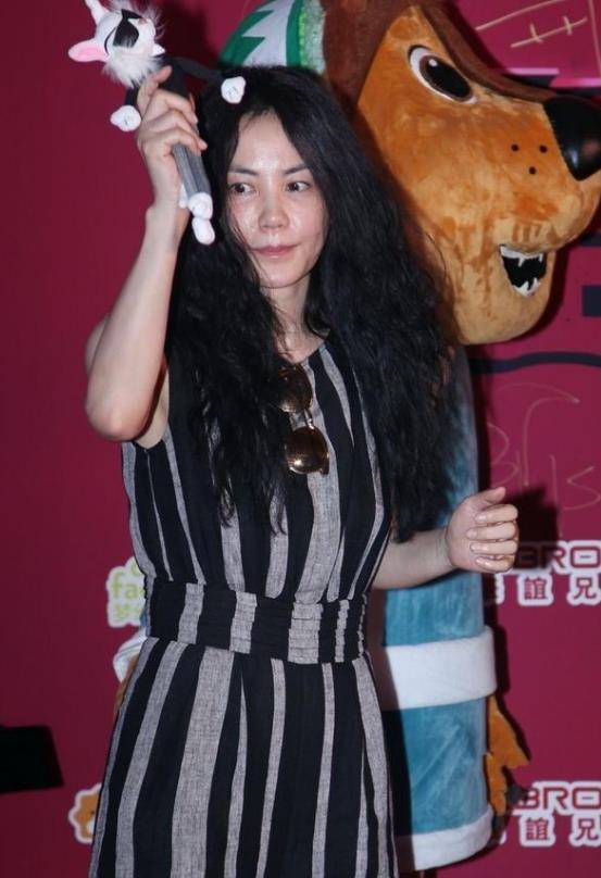 黑色 窦靖童跟王菲亮相，她烫“迪克牛仔式”卷发，下身配连体裤很霸气