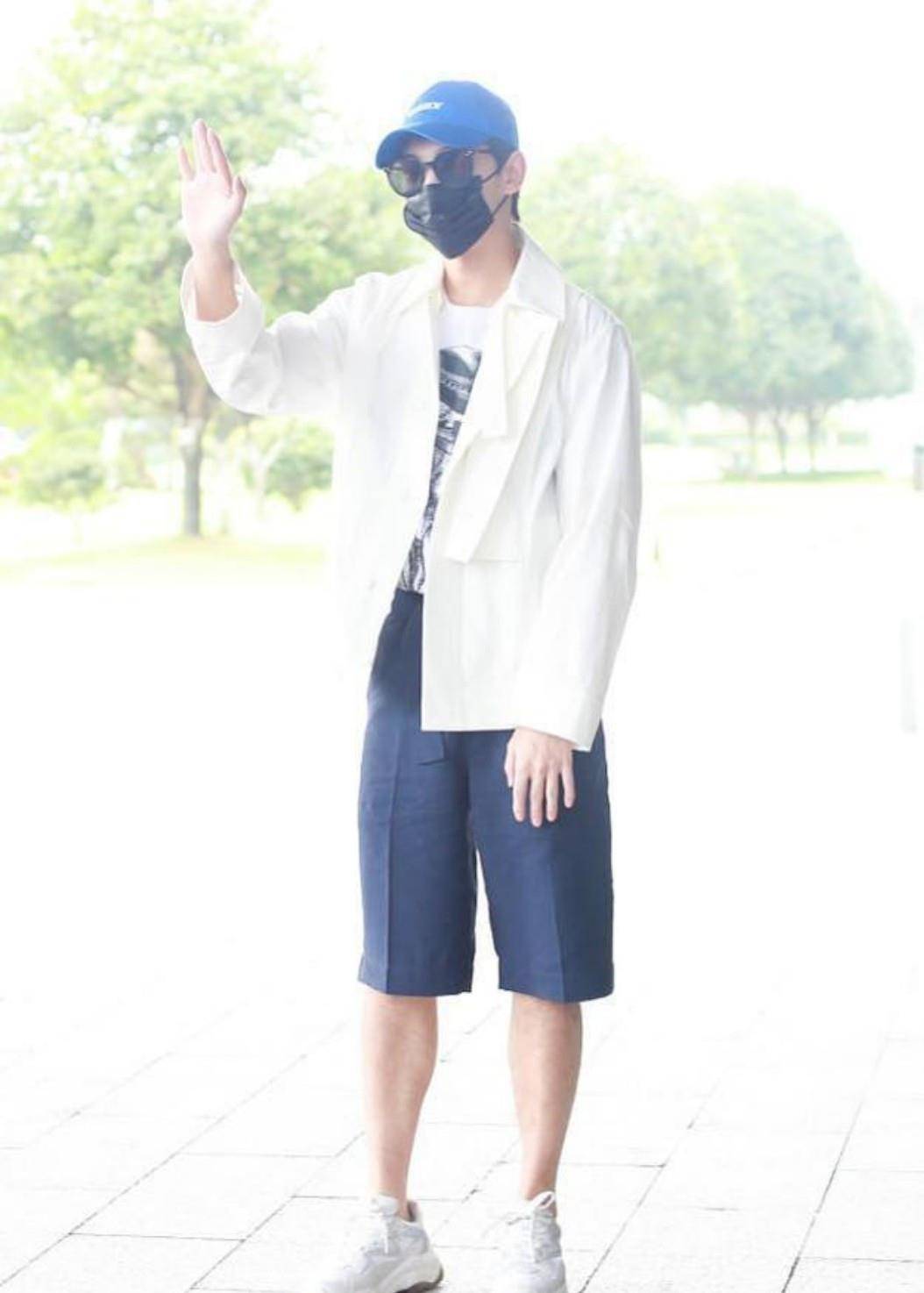 黑色 杨洋超短发搭配工装裤,还挺像霸道总裁,唯独背的女款包有点掉粉