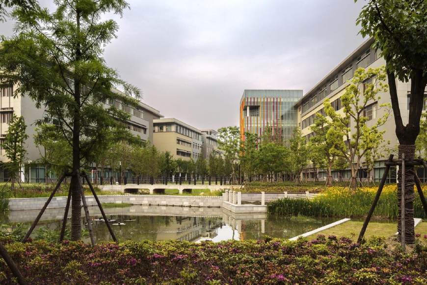 上海科技大学，简称“上科大”，是一所由上海市人民政府与中国科学院共