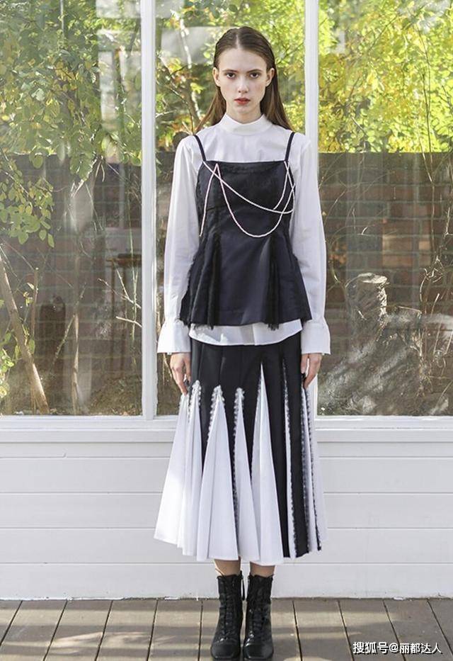 美眉 秋季裙装穿不出新意?试试“裙装+靴子”的搭配组合,个性又酷飒