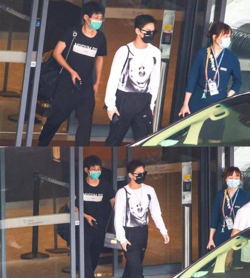 黑色 杨洋超短发搭配工装裤,还挺像霸道总裁,唯独背的女款包有点掉粉