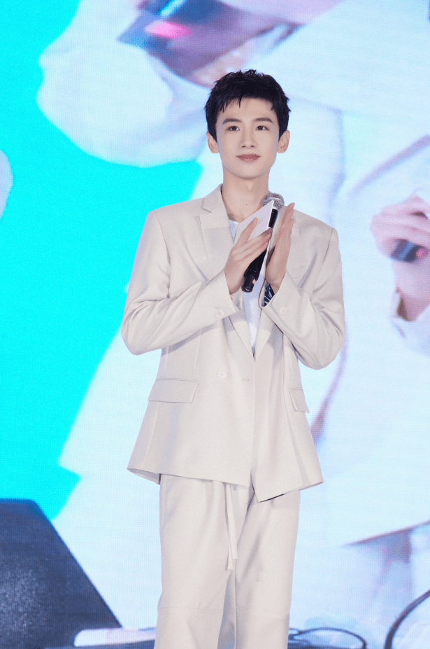 网友 白敬亭一身灰白西服出席活动,气质清秀白马王子无疑,可惜有点瘦