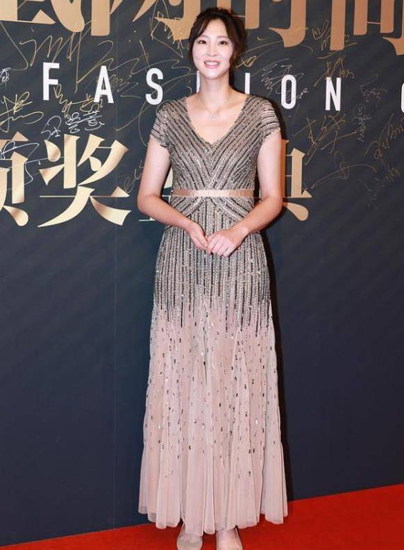 方面 惠若琪不当模特可惜了，192身高走哪都抢镜，穿透视纱裙好有气质