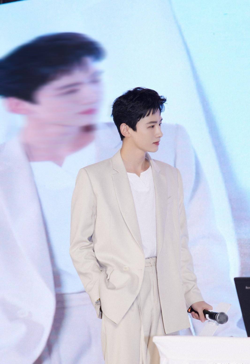 网友 白敬亭：号称柔情王子太瘦了？身穿灰白西服内搭无领衬衫出席活动