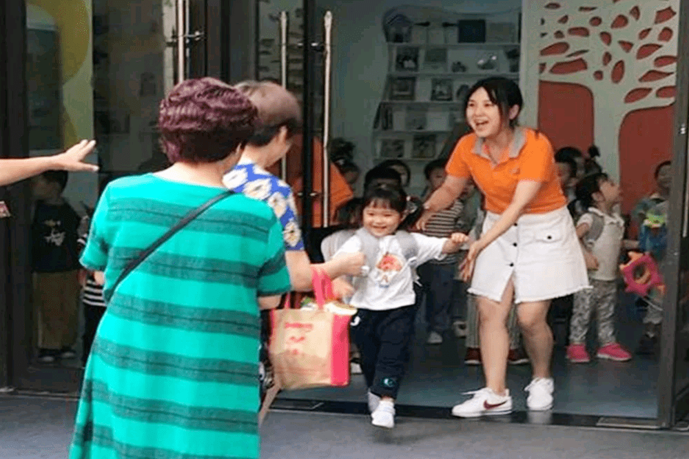 宝爸|孩子上学后，谁来接送成难题，不同人来接送孩子，能看出很多问题