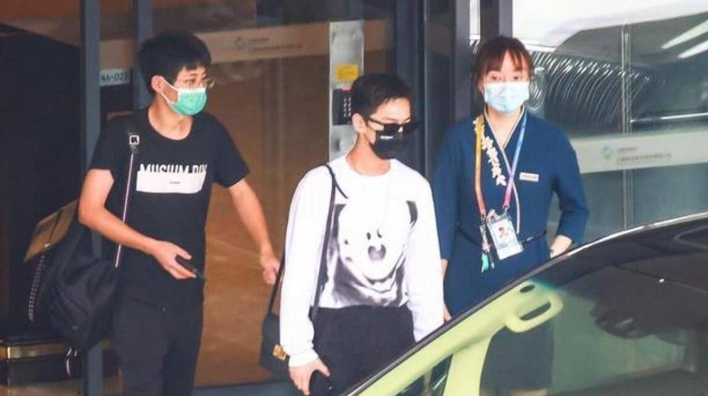 黑色 杨洋超短发搭配工装裤,还挺像霸道总裁,唯独背的女款包有点掉粉