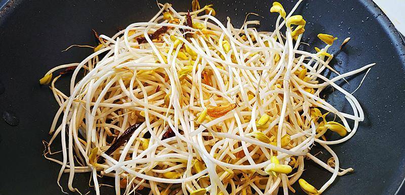 豆芽怎么炒好吃家常菜黄豆芽 e137ac6cdd2e4a78afe2b4b6c5a40718.jpeg