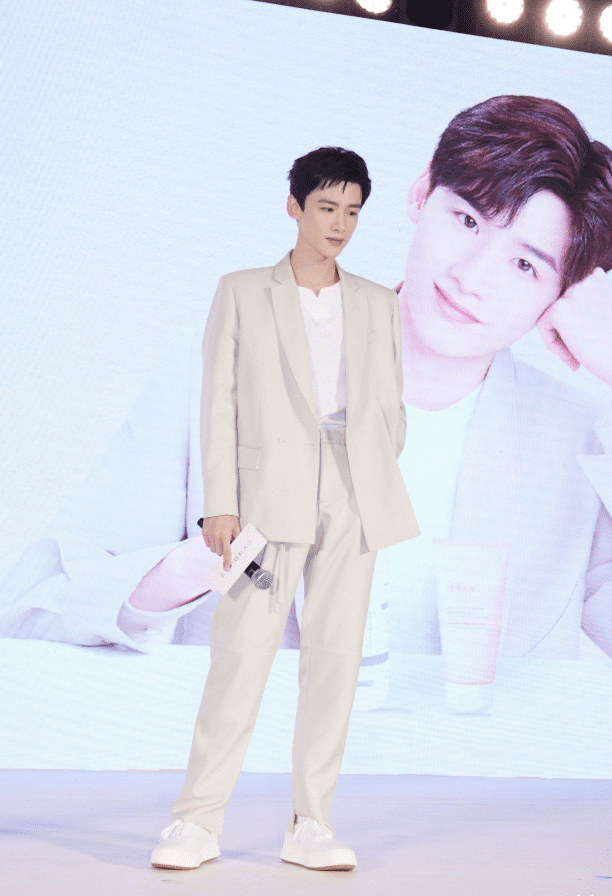 网友 白敬亭：号称柔情王子太瘦了？身穿灰白西服内搭无领衬衫出席活动