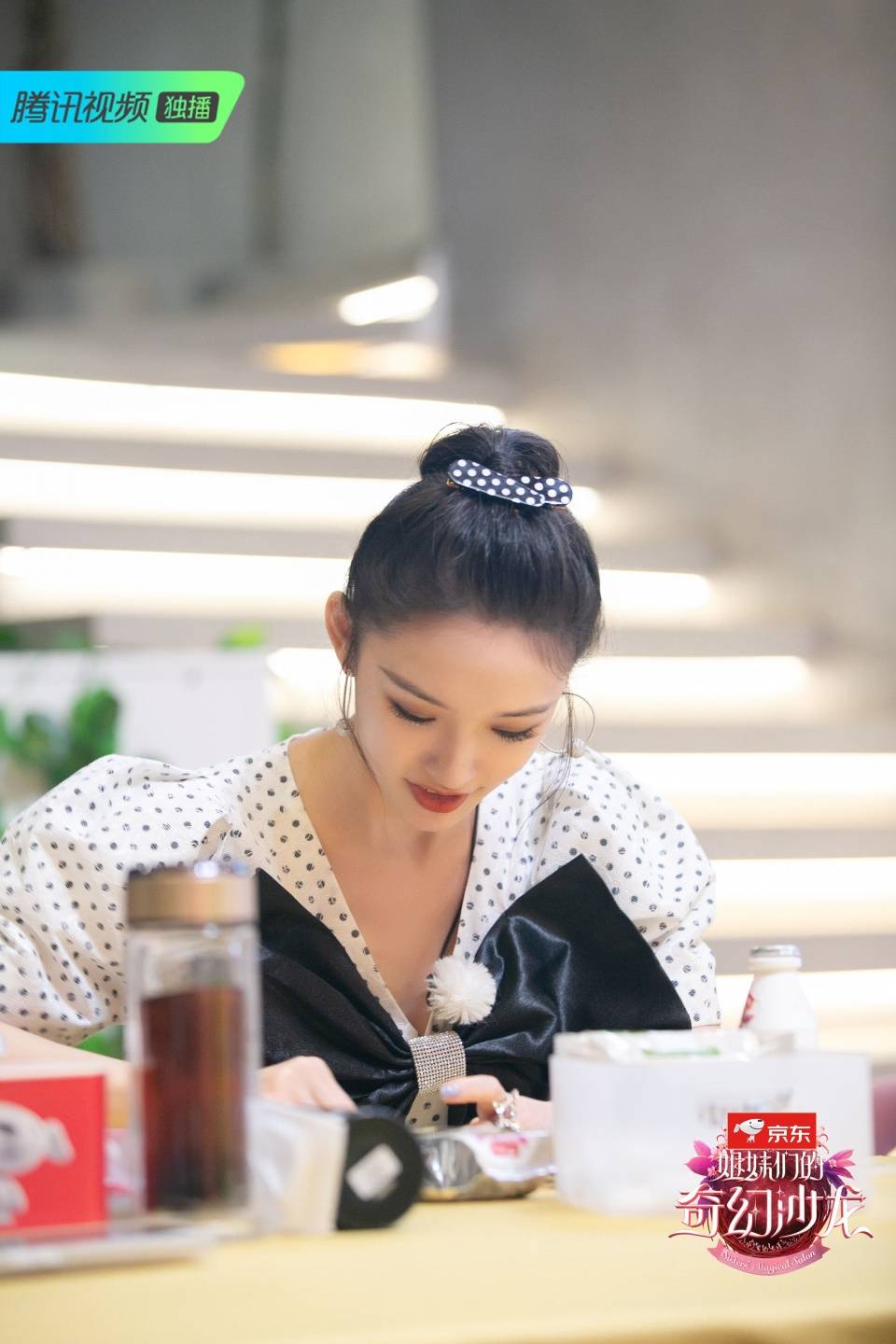 生活|《姐妹们的奇幻沙龙》迎来多位新时代妈妈 景甜林允感受女性力量无限可能