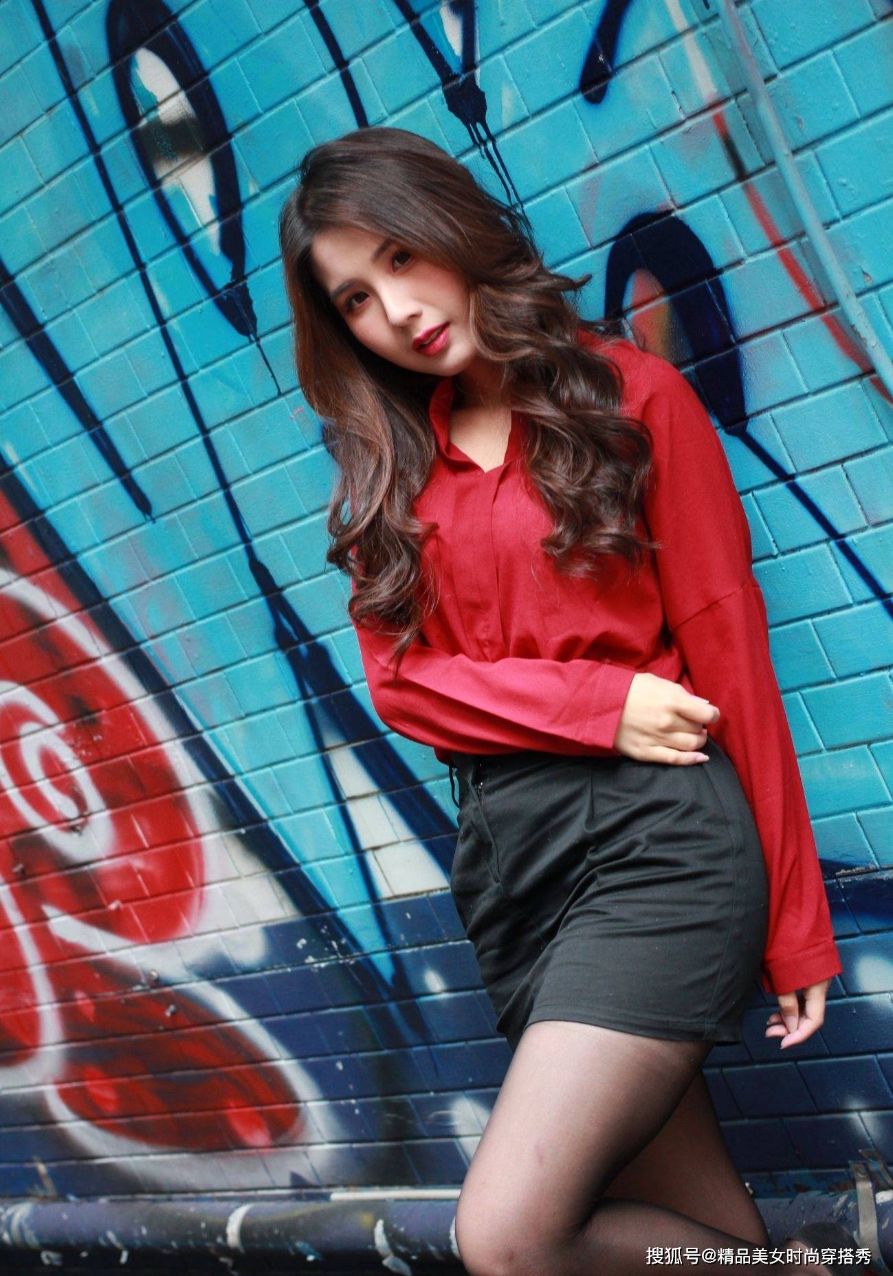 设计 红色衬衫搭配黑色包臀裙，优雅又知性，绽放女性魅力