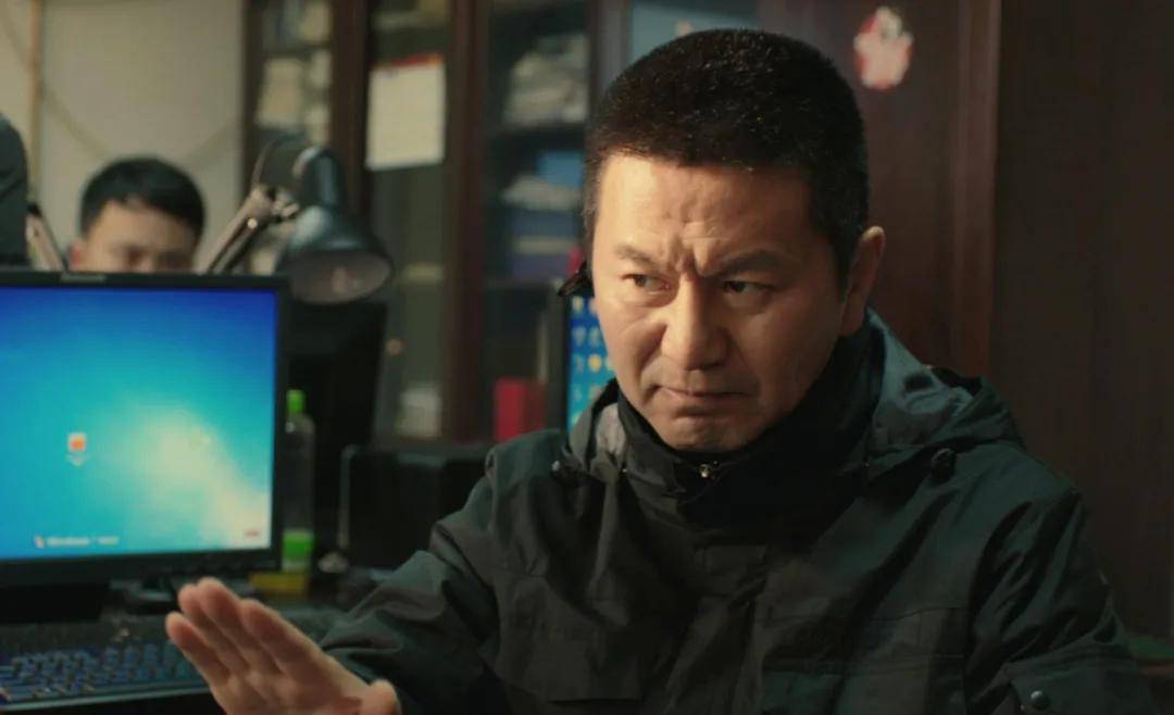 影片的亮点之一,即吴若甫本人出演刑警队长曹刚一角,从而有一种打破