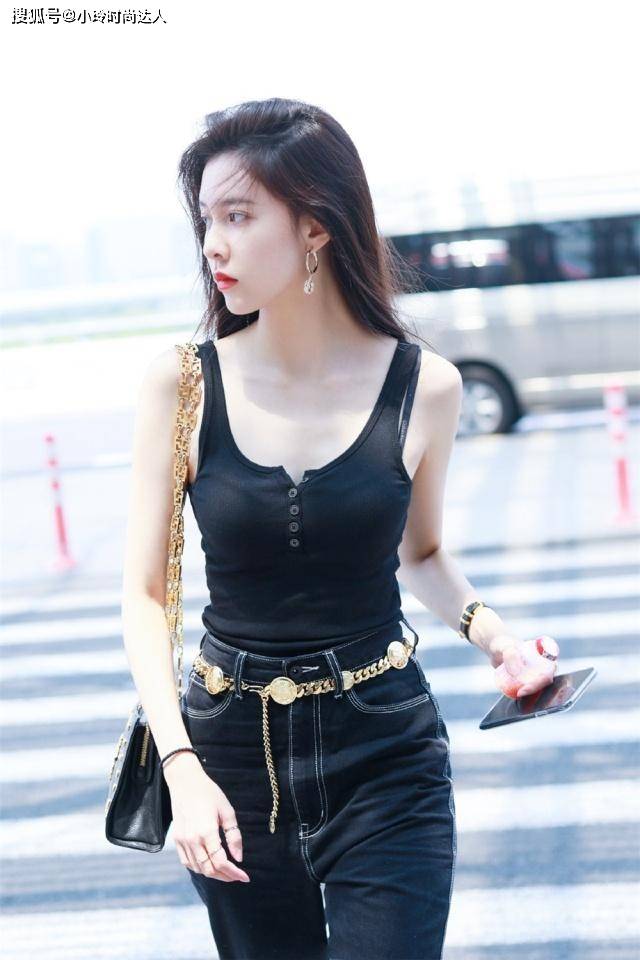 样式 宋妍霏再次挑战男友风，穿背心+牛仔裤走路都带风，简直帅到飞起