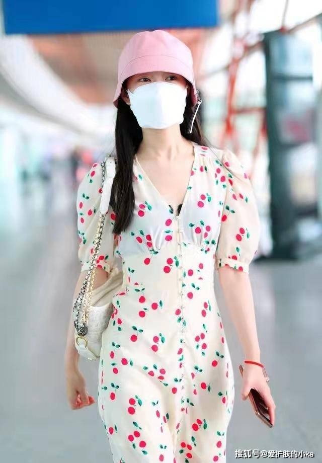 身材 宋轶的碎花裙有点小了，她这么瘦还会"挤"出肉来，还好气质够清新